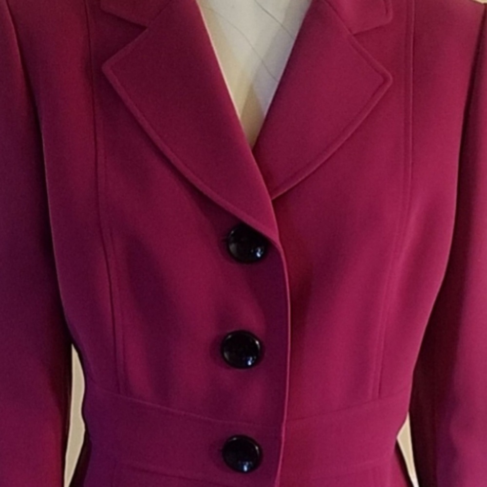 Stylish Tahari Blazer Size 8